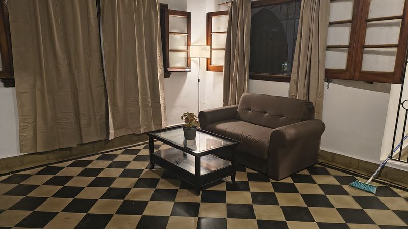 Living con sillón, mesa ratona y piso de damero
